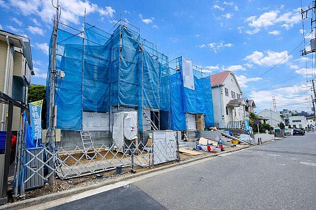 【◇◆分譲の街並み◆◇】空が広く感じられる穏やかな街並み。新しい住まいが並ぶこの場所で、家族のこれからの時間がゆっくりと積み重なっていきます。暮らすほどに愛着が深まる、そんな未来を想像できる分譲地です。