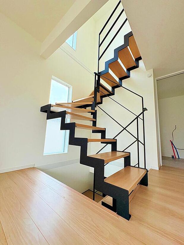 【同形状・同仕様写真(その他内観)】【類似内観同仕様】おしゃれなスケルトン階段を採用。光と風が抜ける開放感で、家族の気配を感じながら暮らせる、温かみある住まいです。※施工例のため分譲中の内観とは形状・仕様が異なります。