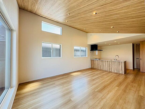 【同形状・同仕様写真(リビング）】【類似内観同仕様】開放感ある22帖超リビングで、家族が自然に集まる温かく快適な空間。毎日の暮らしを豊かに彩ります。※施工例のため分譲中の内観とは形状・仕様が異なります。