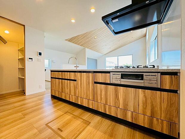 【同形状・同仕様写真(キッチン）】【類似内観同仕様】対面式キッチンを採用。家族と会話を楽しみながら料理できる、温かみとおしゃれさを両立した快適空間です。※施工例のため分譲中の内観とは形状・仕様が異なります。