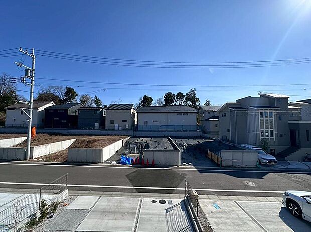 【◇◆眺望◆◇】空を広く感じる開放的な眺望が魅力です。周囲に高い建物が少ないため、バルコニーからは抜けるような青空と、夜には穏やかな街の灯りを愉しめます。