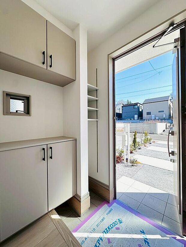 【◇◆玄関◆◇】上下に分かれたセパレート型のシューズボックスを採用し、家族全員の靴をスッキリ収納。中央のカウンタースペースには、お気に入りの小物や季節の花を飾ってゲストを華やかにお迎えできます。