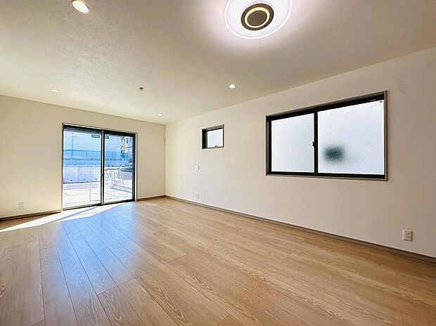 【◇◆リビング◆◇】南向きの大きな窓からたっぷりの光が差し込む、明るいリビングダイニング。ナチュラルな色合いのフローリングが光を反射し、お部屋全体を優しいトーンで包み込みます。日中は照明いらずの心地よさです。