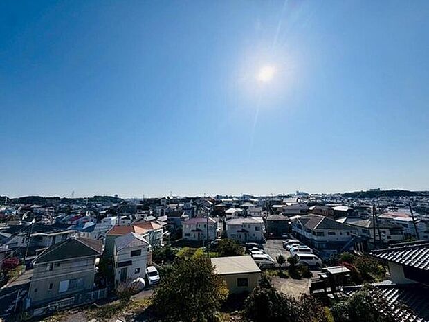 【◇◆眺望◆◇】遮るもののない開放感が広がる住まい。青空から夕暮れ、きらめく夜景まで、時間ごとに変わる景色を楽しめます。ここでしか味わえない特別な眺めが、日常を少し豊かにしてくれます。