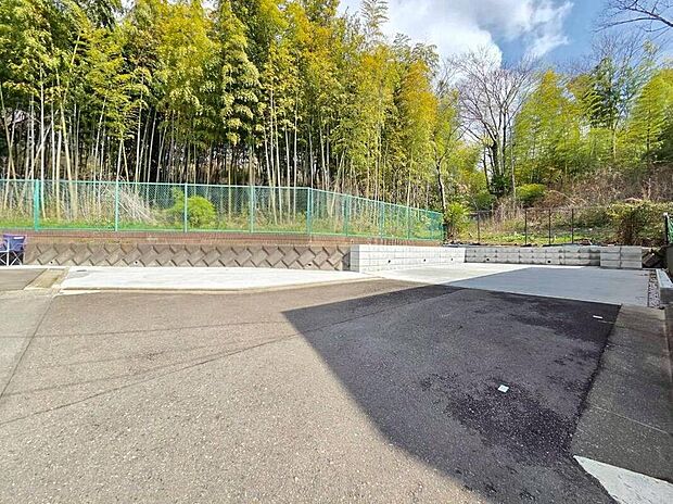 【◇◆カースペース4台◆◇】広々としたカースペースは、最大4台分の駐車が可能!来客用としてはもちろん、趣味のDIYやバイクガレージとして活用するなど、家族のライフスタイルに合わせて多彩に楽しめます。