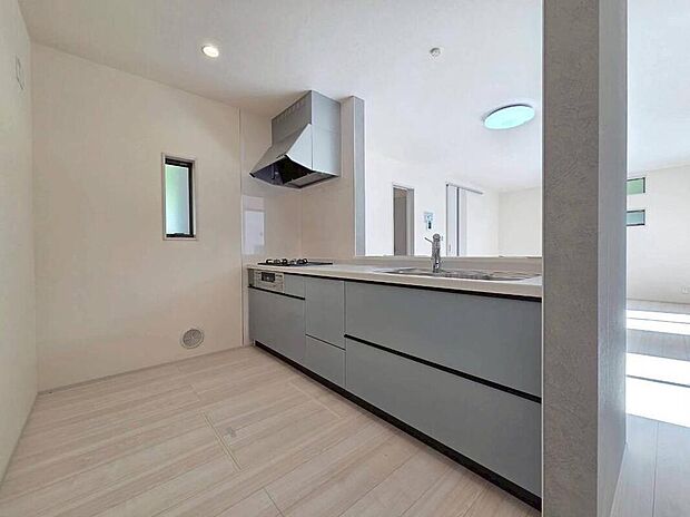 【◇◆キッチン◆◇】清潔感ある上品なオープンキッチン。リビングを見渡せ、料理中も家族との会話が弾みます。やわらかな光が差し込み、使い勝手の良さと心地よさを兼ね備えた空間です。