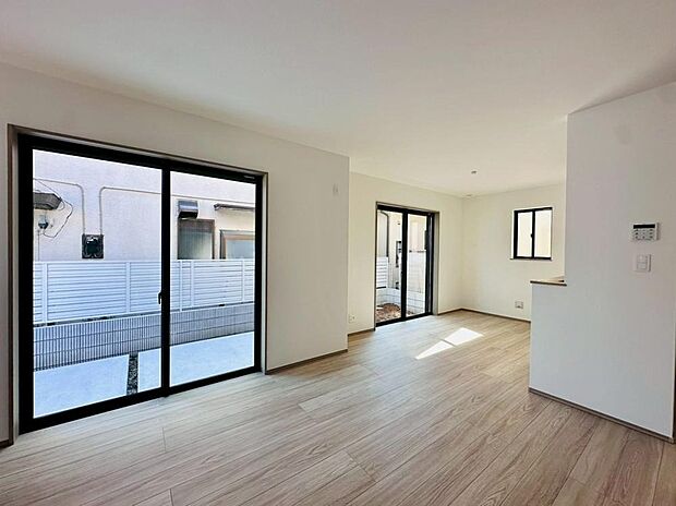 【◇◆リビング◆◇】お庭へ直接出入りできる大開口の窓が、暮らしの楽しみを広げてくれます。ガーデニングを始めたり、天気の良い日は外でブランチを楽しんだり。柔らかな光が足元まで届く陽だまりの空間で、穏やかな毎日を過ごせます。