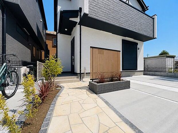 【◇◆アプローチ◆◇】植栽の緑が際立つ、奥行きのあるアプローチ。緑に迎えられ歩みを進めると、洗練された佇まいの住まいが現れます。帰宅する家族を、温かいぬくもりで優しく包み込みます。