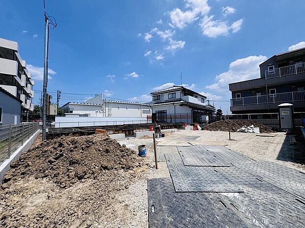【◇◆外観◆◇】青空が心地よく広がる明るい施工現場。周囲に高い建物がなく、心地よい陽光と爽やかな風がしっかり通り抜ける開放的な配棟計画です。