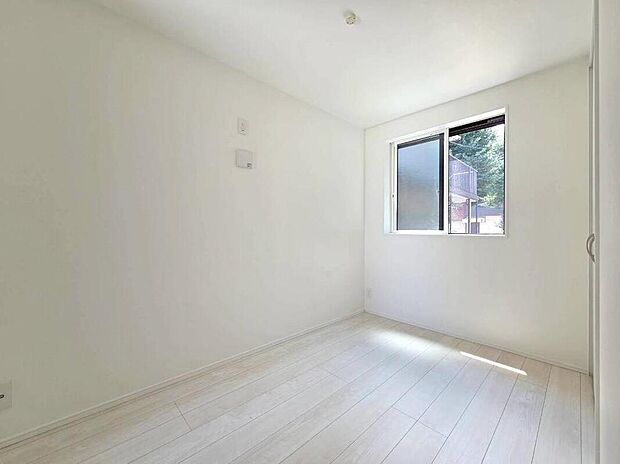 【◇◆洋室◆◇】落ち着いた雰囲気が漂い、心地よい眠りへと誘う主寝室向けのお部屋。朝は爽やかな日差しで心地よく目覚められ、日々の疲れを優しく癒やしてくれます。