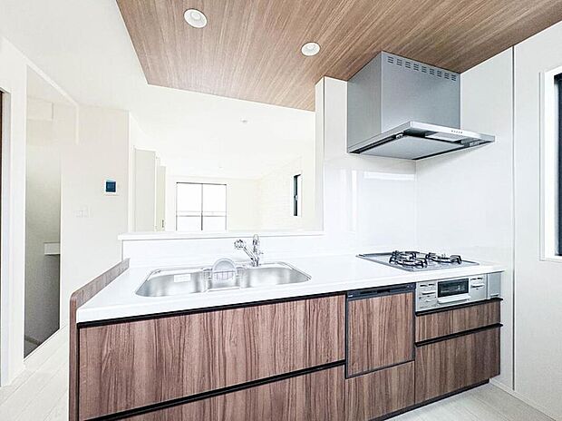 【ダイニングキッチン】料理をしながら、後片付けをしながら二人で会話を楽しみたい空間。