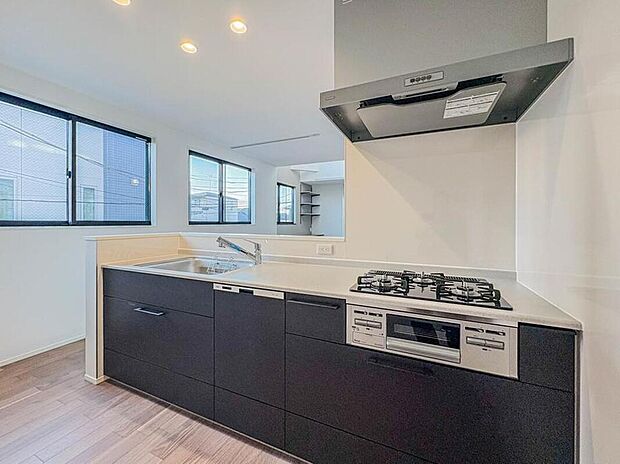 ナチュラルな自然光の中での調理。お洒落な食器類を余裕で収納できるスペース。動きやすい女性目線のキッチン動線。これからはお料理をつくる時間が劇的に変わります。