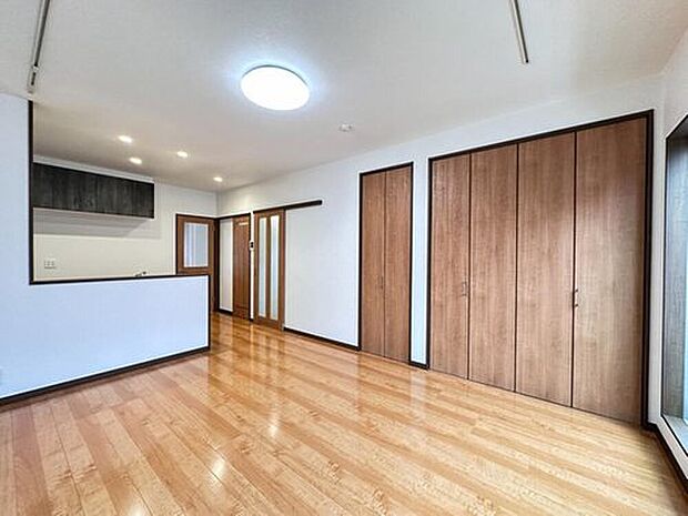 【LDK13.6帖】シンプルなデザインの家は風情がある。住む人のこだわりを感じる。外観も内装もいたってシンプル。居心地がよく、家事や趣味、子育てなどにも集中できる。