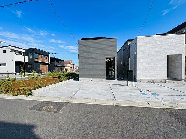 【外観】家族の温かさと陽光の暖かさ、楽しい毎日と明るい未来を予感させる「空間が織り成すひとつ先の住み心地」を演出します。CG加工により晴天にしています。