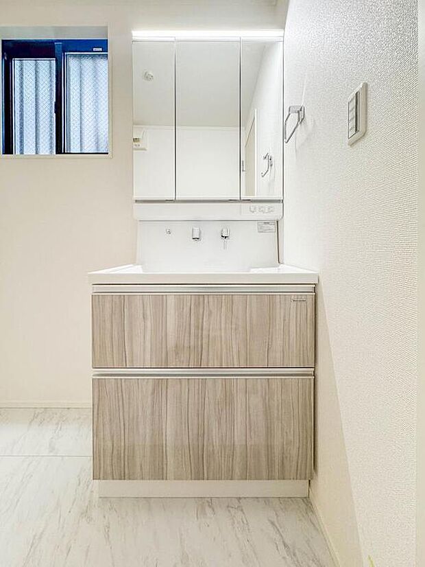 【洗面台・洗面所】大きく見やすい三面鏡で清潔感ある洗面台は、身だしなみチェックや肌のお手入れに最適です。