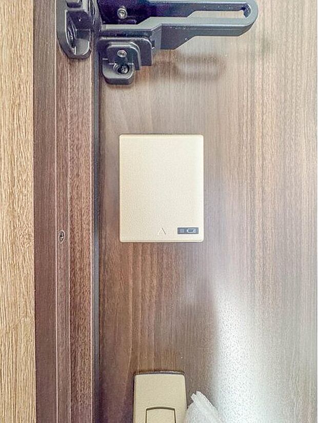 【防犯設備】【スマートコントロールキー】
玄関ドアのカギの開け閉めも、これからは電子錠でスマートに。