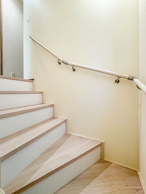 【【手すり付き階段】】【手すり付き階段】手すりがないと階段の昇り降りで危険なことはもちろん、壁に手をつきながら歩くことで壁紙が汚れやすくなります。すべての方に快適に昇り降りしていただくため、手すりを設置しました。