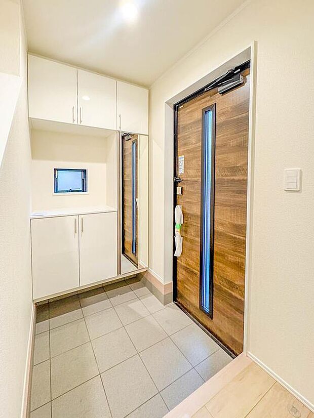 【【玄関】】玄関はおうちの顔と言われます。玄関アプローチは、外観デザインの印象を左右します。ご家族の個性を出しながら、素敵な玄関でお客様をお迎えしてください。