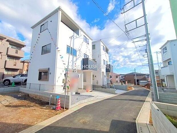 【前面道路含む現地写真】【前面道路4m】車の通行が少ないので、静かな住環境を維持することができます。