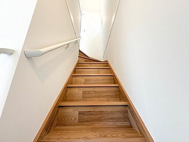 【【手すり付階段】】手すりがないと階段の昇り降りで危険なことはもちろん、壁に手をつきながら歩くことで壁紙が汚れやすくなります。すべての方に快適に昇り降りしていただくため、手すりを設置しました。【2号棟】