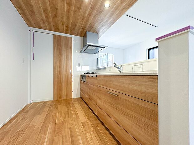 【キッチン】【キッチン】ナチュラルな自然光の中での調理。お洒落な食器類を余裕で収納できるスペース。動きやすい女性目線のキッチン動線。これからはお料理をつくる時間が劇的に変わります。【2号棟】