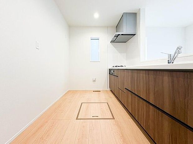 【床下収納】キッチン下部に設けた床下収納は、缶詰のストックや非常食、梅酒や味噌などの保存食入れとしての他、卓上プレートや季節家電などの物を仕舞うことが出来る便利な収納。また、床下点検口の役割もあるので、イザという時に家の診察の手助けをしてくれます。