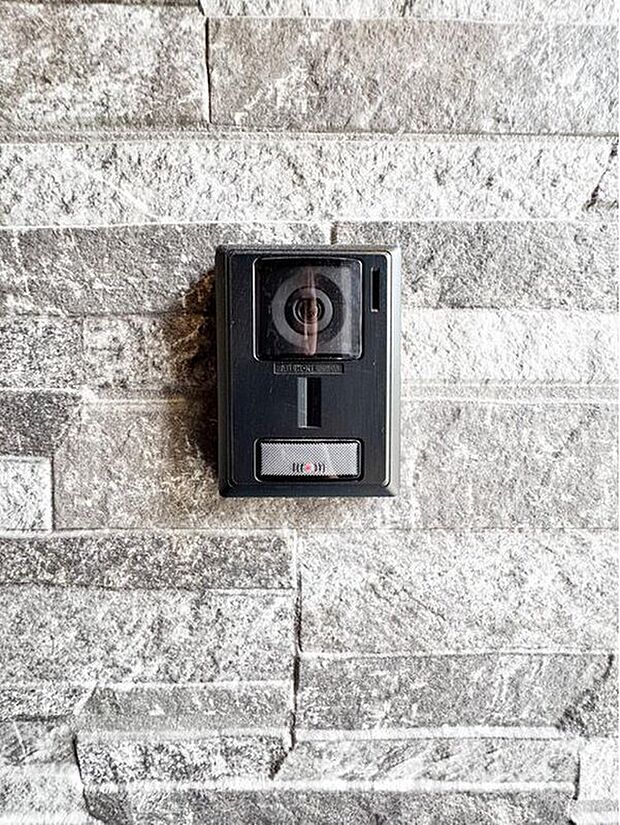 【【インターホン】】来訪者の様子を室内TVモニターでチェック。対応したくないセールスを断りやすく、子どもに留守番をさせるときも安心。不在時の来訪者を録画でき、犯罪抑止効果も期待できます。