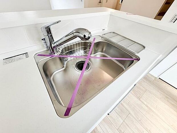 【【浄水器一体型混合水栓】】一つの蛇口で「原水（水道水）」「シャワー」「浄水」を切り替えられる、浄水器を内蔵した混合水栓です。浄水は、水栓本体の首部分に付属のカートリッジをセットして使用します。