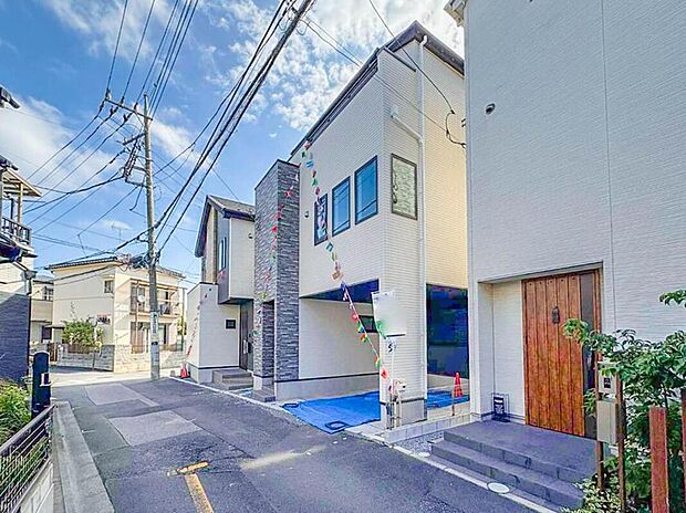 【前面道路含む現地写真】車の通行が少ないので、静かな住環境を維持することができます。