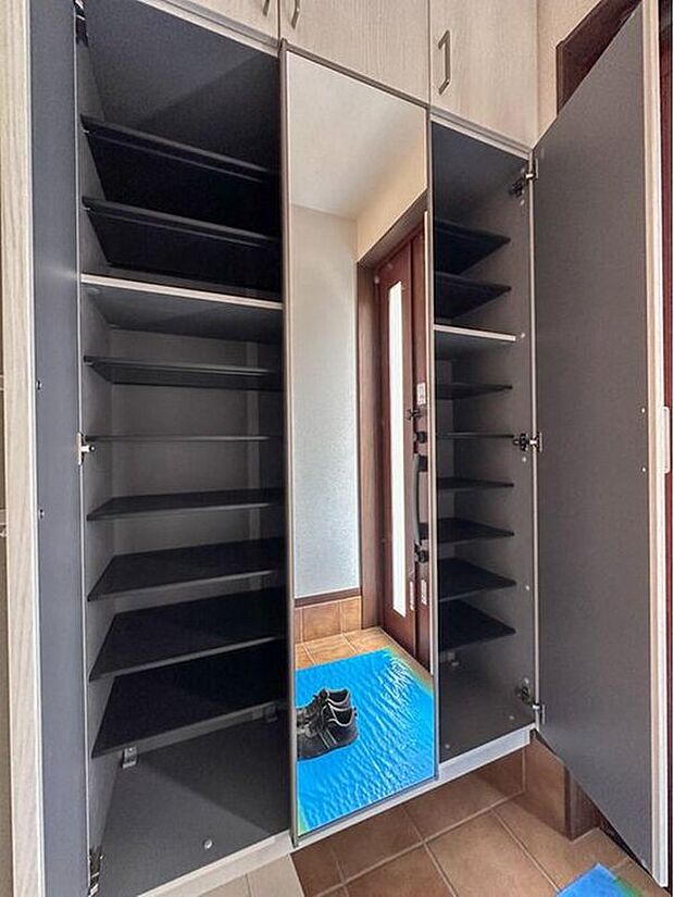 【【シューズボックス(下駄箱)】】大型のシューズボックスには靴やブーツ、サンダルはもちろん、ハンカチや手袋、バック類などのお出かけ用品、印鑑や朱肉なども収納可能です。