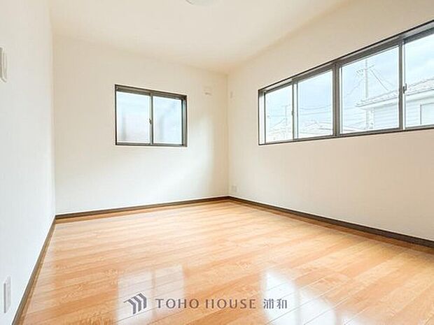 【寝室7.6帖】柔らかな陽光とフローリングの色味が調和した快適な空間。