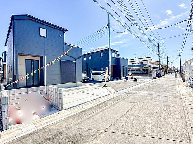 【前面道路含む現地写真】【前面道路4m】車の通行が少ないので、静かな住環境を維持することができます。