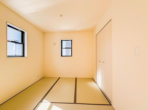 【リビング以外の居室】3号棟【和室4.5帖】
畳は音を吸収しやすく、元気なお子様の遊び場に最適な和室。クッション性があり、転倒時のケガのリスクも軽減してくれます。