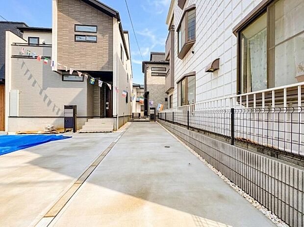 【現地外観写真】車の通行が少ないので、静かな住環境を維持することができます。

