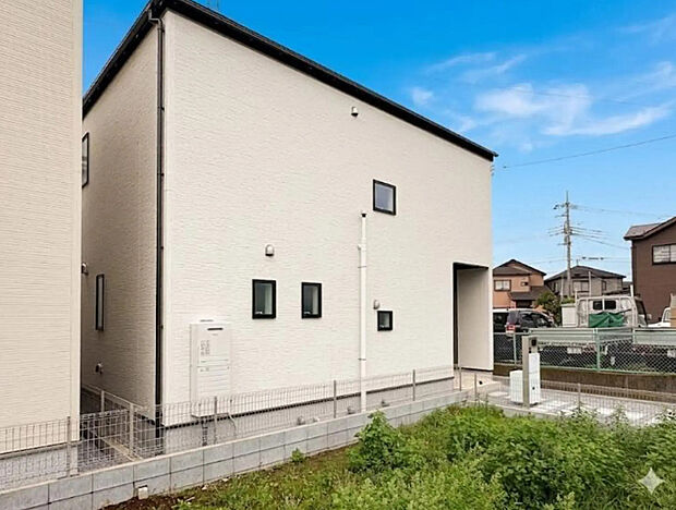 【【外観】】家族の温かさと陽光の暖かさ、楽しい毎日と明るい未来を予感させる「空間が織り成すひとつ先の住み心地」を演出します。*CGにより晴天に加工しております。