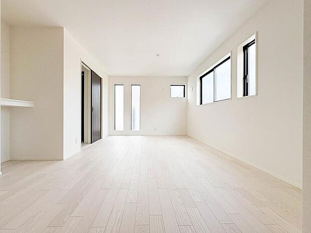 【リビング】通風・採光に優れ、心地よい光と風が溢れています。贅沢で豊かな居住性とプライドを満たすクオリティが見事に調和した住空間。新築ならではの快適なひとときをご体感頂ける筈です。