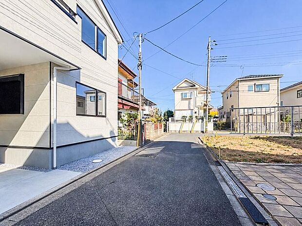 【【前面道路4m】】車の通行が少ないので、静かな住環境を維持することができます。