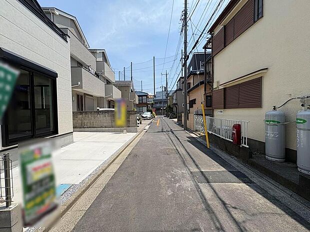 【前面道路4メートル】静かな通りに面した本物件は、落ち着いて暮らすことができます。
閑静な住宅街で比較的車の通りも少ないのでお子様も安心です。