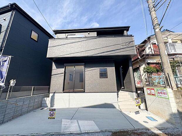 【外観】堂々たる趣ながら、主張し過ぎずどこか余裕を感じさせるシャープなフォルムで佇む邸宅は、晴天の空と照らし合わせる事で、本来あるべき完成形の姿を見せてくれます。