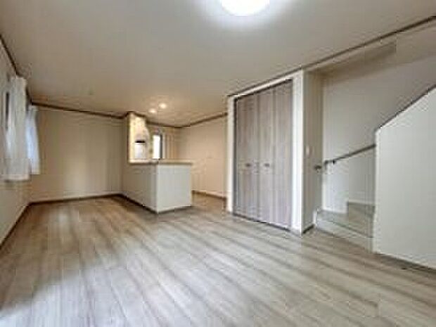 【リビング LDK15.25帖】
整然とした空間演出、快適な理想の暮らしの実現は家のみの拘りではなく、そこで暮らす方々にとって素敵な環境であることも挙げられると思います。