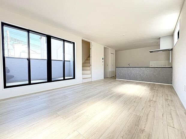 【1号棟 LDK17.5帖】バルコニーに面した大型窓4枚引き!複数の窓からタップリの採光!