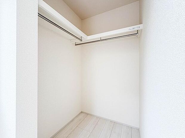 【WIC(ウォークインクローゼット)】
たくさんの洋服をかけてもシワになりにくいウォークインクローゼット。洋服以外にも、普段使わない家電やスーツケース、ストック品など何でも片付く嬉しい空間です。