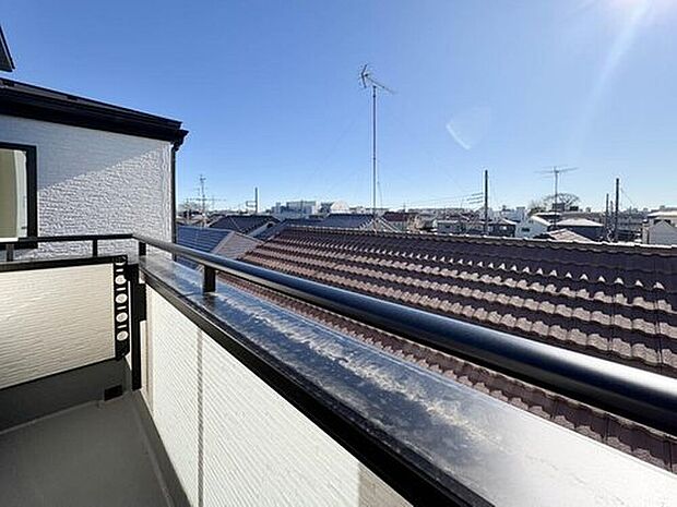 【バルコニー】バルコニーから差し込む陽光・通風は、住環境・快適性と共に有り続ける貴重な「財産」です。