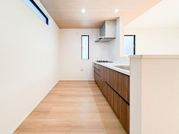 【キッチン】ナチュラルな自然光の中での調理。お洒落な食器類を余裕で収納できるスペース。動きやすい女性目線のキッチン動線。これからはお料理をつくる時間が劇的に変わります。