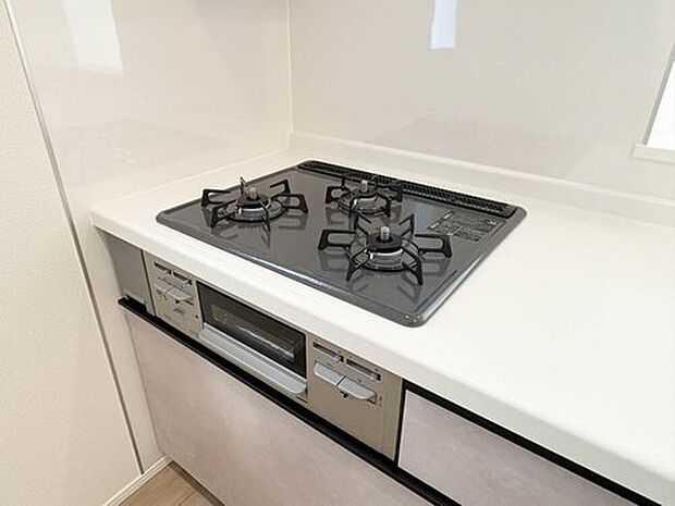 【【三口コンロ】】奥さま目線で考え、調理に重宝する三口コンロをシステムキッチンに採用、ワイドな洗い場も設けも野菜や食器を洗うのを便利にしました。