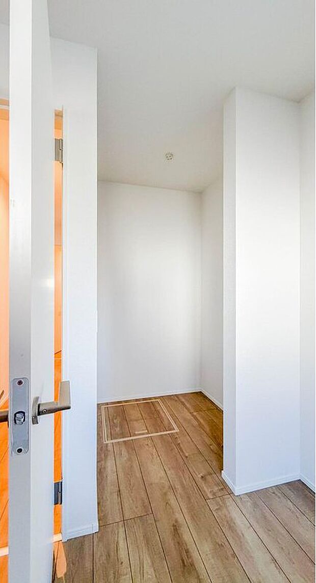 【【ウォークインクローゼット】】WICのメリットの1つ目は、1箇所にまとめて収納が出来ること。2つ目は、衣替えが必要ないこと。3つ目は、扉が少なくなり室内がスッキリ見えること。