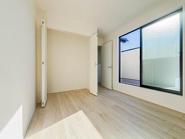 【【収納】】各部屋を最大限に広く使って頂ける様、全居住スペースに収納付。プライベートルームはゆったりと快適に。