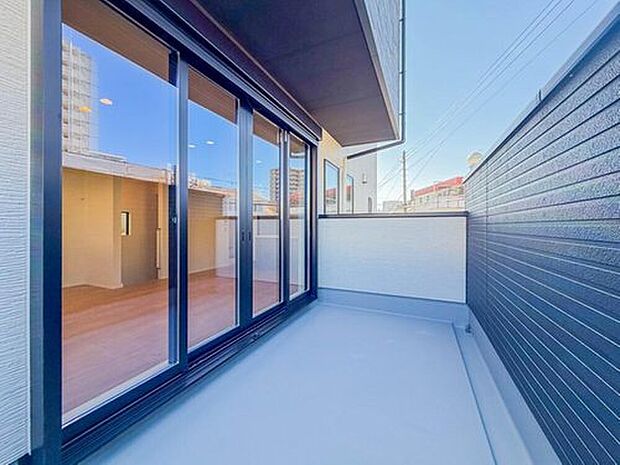 【【バルコニー-2階部分-】】澄み切った青空と、心地良い風を感じるワイドバルコニー。