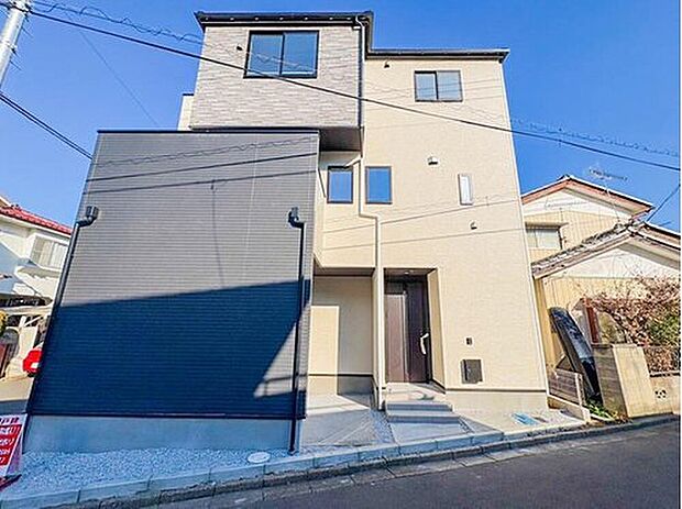 【【現地外観-1号棟-】】家族の温かさと陽光の暖かさ、楽しい毎日と明るい未来を予感させる「空間が織り成すひとつ先の住み心地」を演出します。