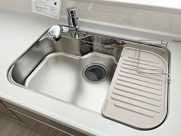 【【浄水器一体型混合水栓】】一つの蛇口で「原水(水道水)」「シャワー」「浄水」を切り替えられる、浄水器を内蔵した混合水栓です。浄水は、水栓本体の首部分に付属のカートリッジをセットして使用します。